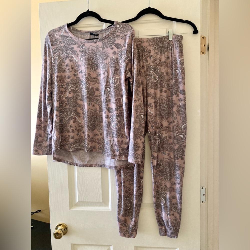 Tahari Women’s Pajamas. Size S/P. Super comfortable, in a great condition.